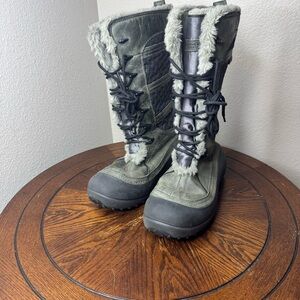 Columbia Women’s Winter Snow Boots 8.5 Waterproof Omni-Heat Fur Lined Gray